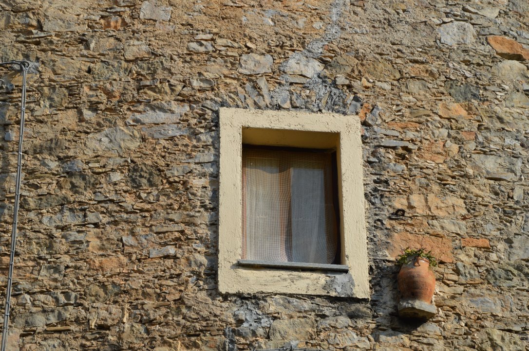 finestra con anfora